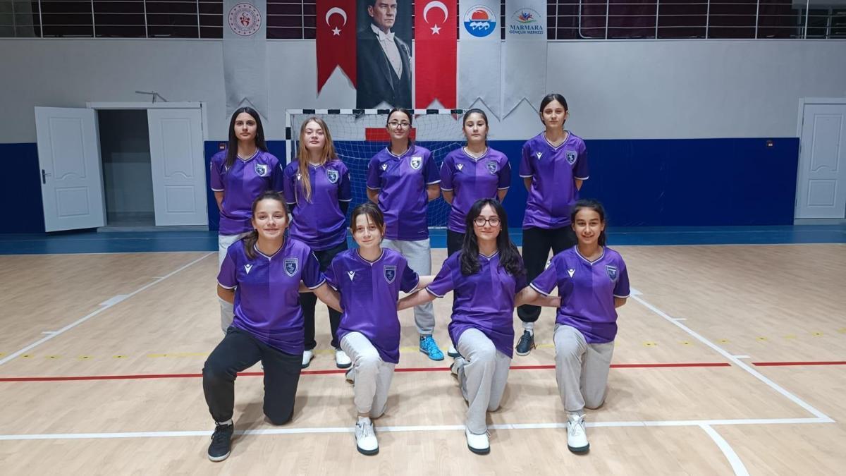 Samsunspor, Marmara Adası Kız Futsal takımını forma ile ödüllendirdi