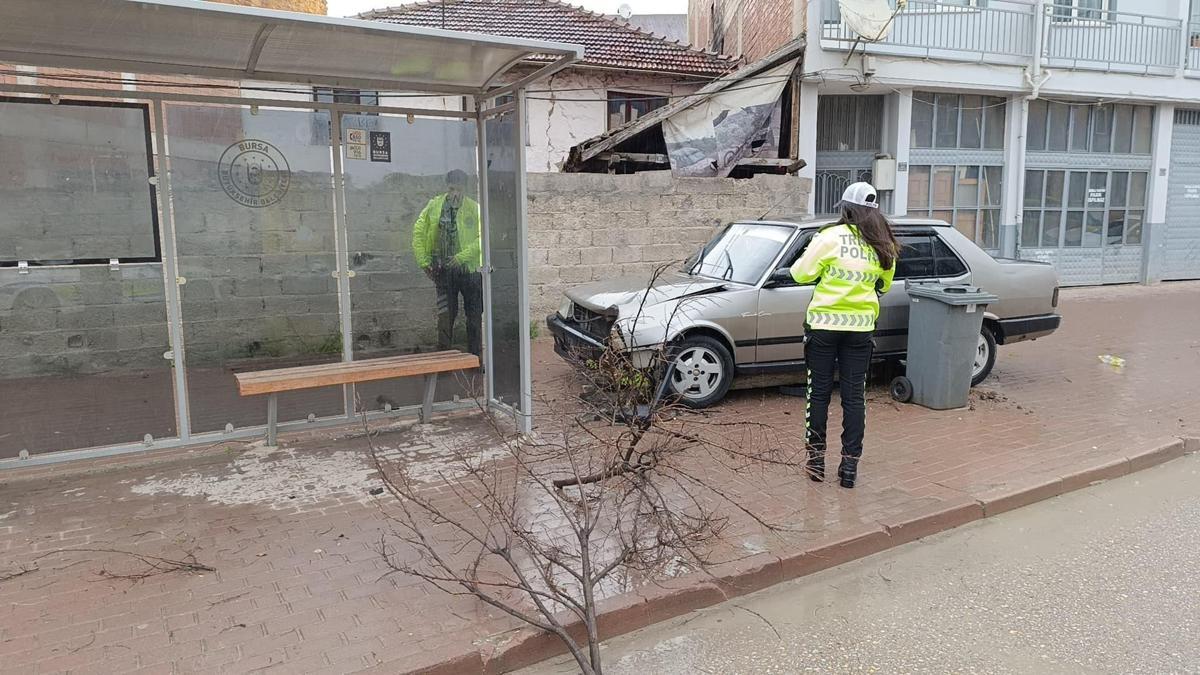 Bursa'da polisten kaçan ehliyetsiz sürücü otobüs durağına çarptı