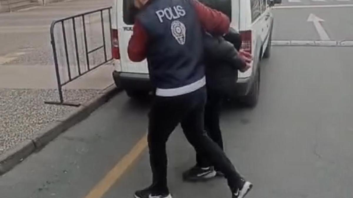 İstanbul - Kasımpaşa'da bin lirasını geri vermeyen kadının bindiği taksiye kurşun yağdırdı; o anlar kamerada