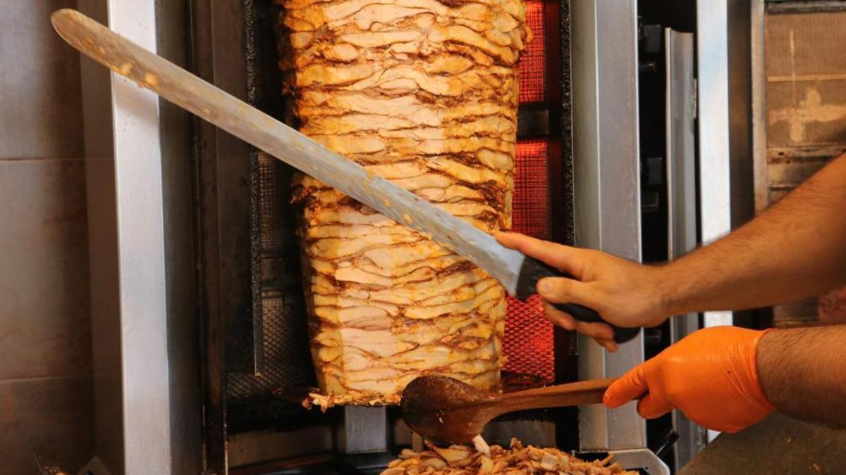 Dönerde çiğ et tehlikesi! Pişmiş tavuk dönere çiğ tavuk takılması ölümcül olabiliyor