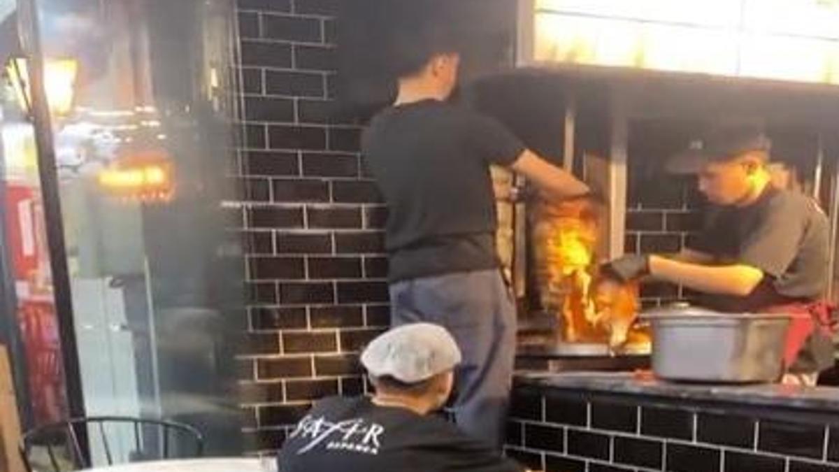Pişmiş dönerin üzerine çiğ et eklenirken görüntülenen işletme hakkında inceleme