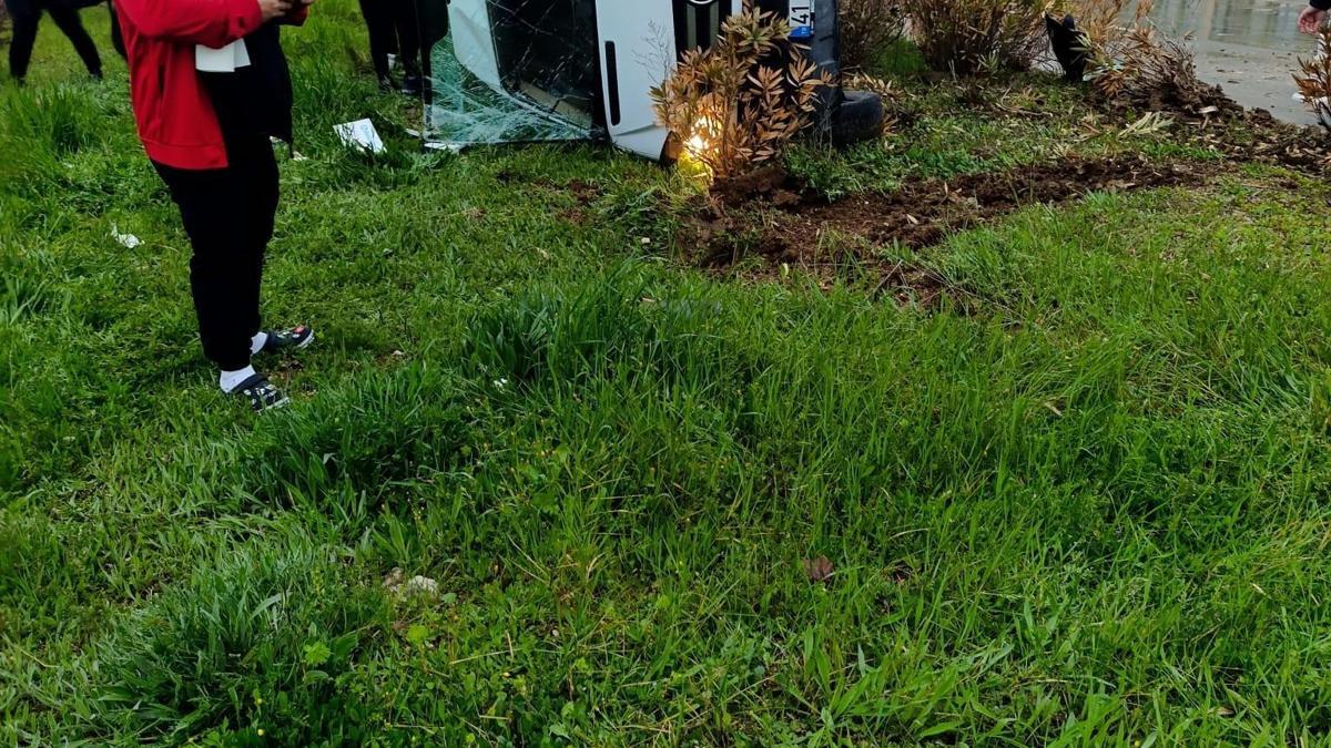 Servis minibüsü devrildi; 2 yaralı