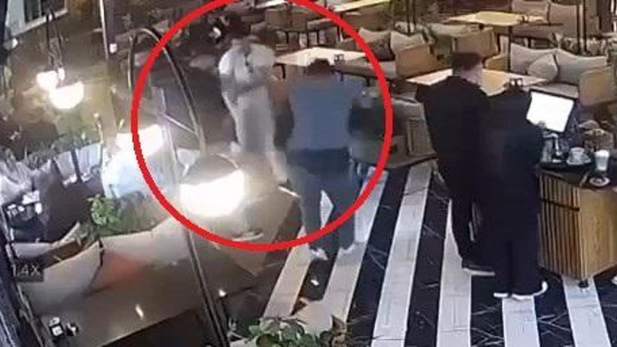 Kafede yanına gelip, kendisini dışarı çıkarmak isteyen 2 kişiye tabancayla vurdu