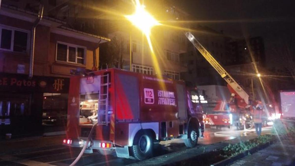 Kadıköy'de yangın! 4 katlı binada dumandan etkilendiler