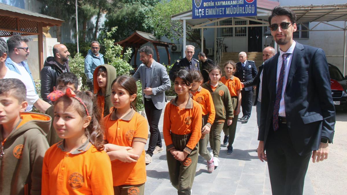 Derik'te öğrencilerden polis ekiplerine ziyaret