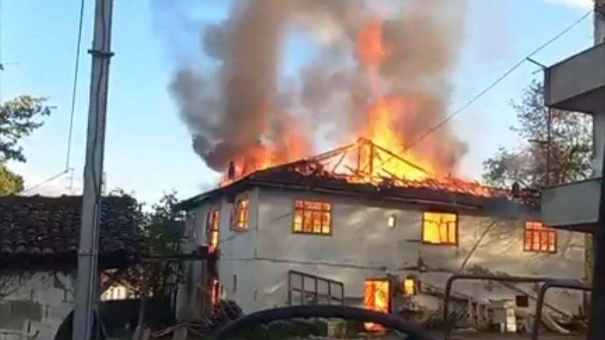 Zonguldak'ta 2 katlı ev alev alev yandı