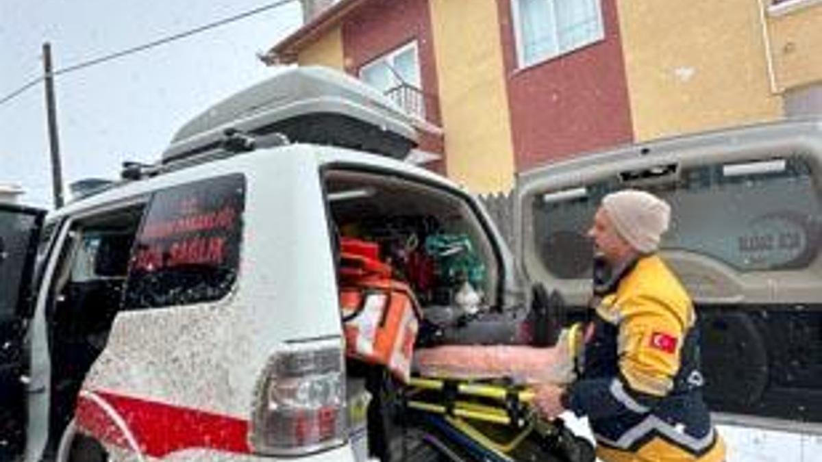 Yolu kapanan köyde ayağı kırılan kadın, paletli ambulansla hastaneye ulaştırıldı