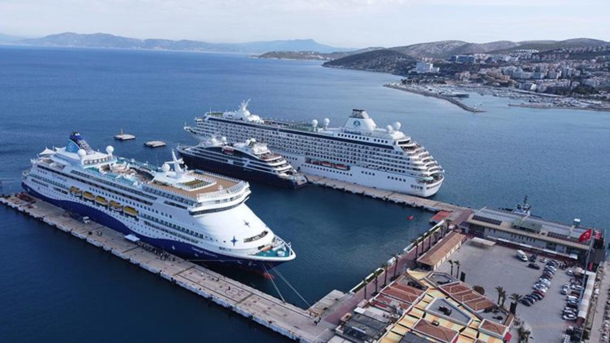 Kuşadası'na akın ettiler! 3 kruvaziyerle 1657 turist kente geldi