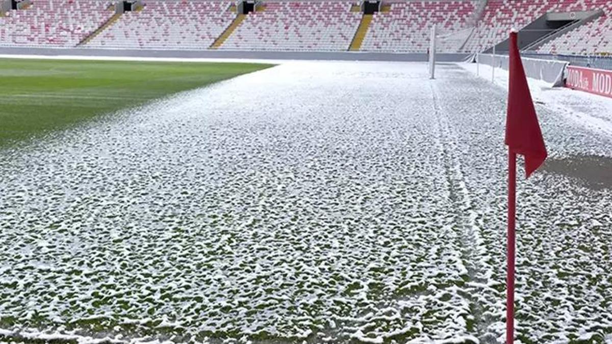 Fenerbahçe maçı öncesinde Sivas'ta zemin karla kaplandı!