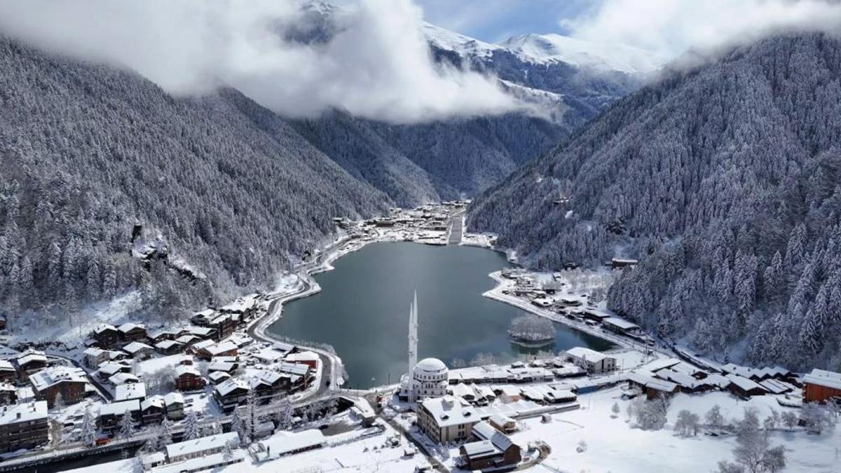 Uzungöl'de kartpostallık görüntüler! Nisan ayında beyaza büründü