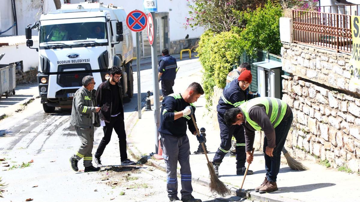 Gümbet Mahallesi'nde yaz sezonu öncesi 2 bin 250 kilogram atık toplandı