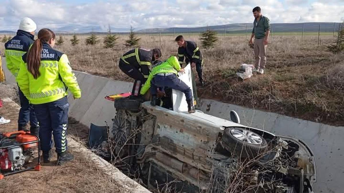 Otomobil sulama kanalına devrildi : 4 yaralı