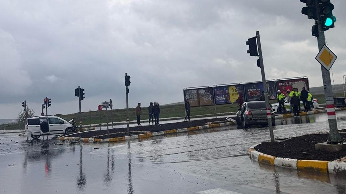 Mardin’de hafif ticari araç ile otomobil çarpıştı: 5 yaralı