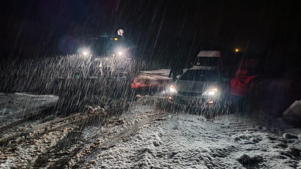Elazığ’da, karda mahsur kalan araçlar kurtarıldı
