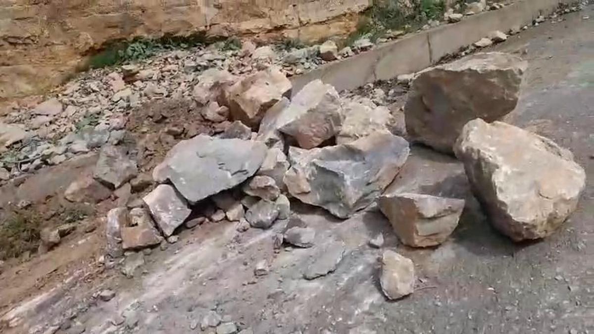 Siirt'te kaya parçaları yola düştü