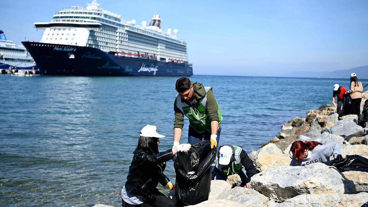 Kuşadası'nda öğrencilerden temiz çevre ve temiz gelecek etkinliği