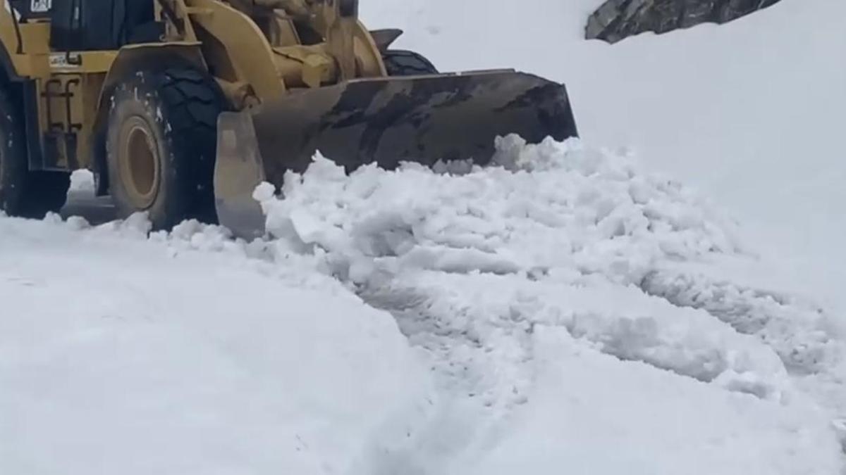 Batman'da kardan kapanan 65 yerleşim yerinden 61’inin yolu açıldı