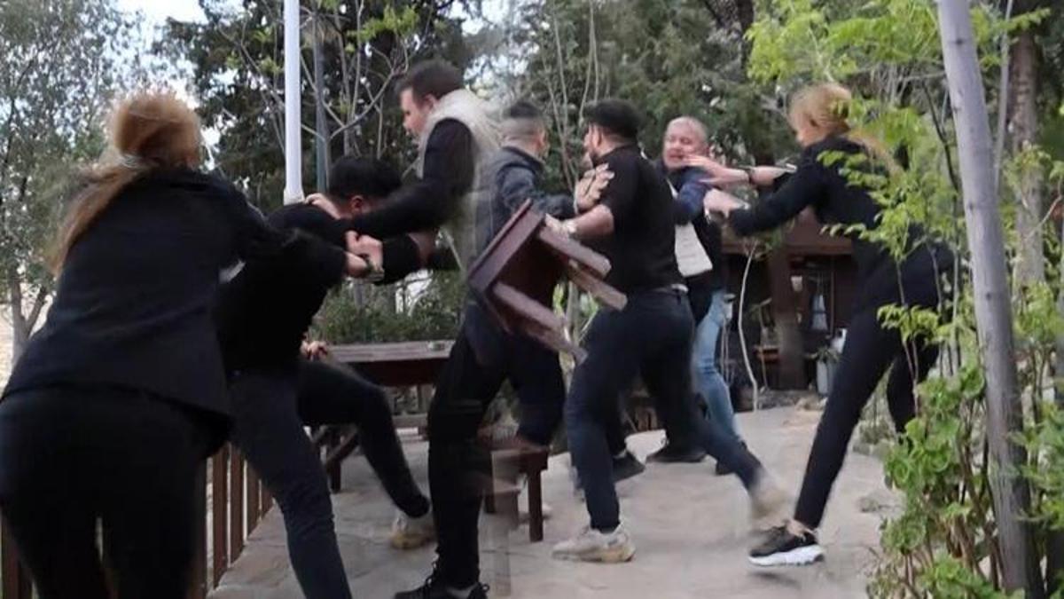 Adana usulü polis haftası kutlaması az kalsın karakolda bitiyordu! Biber gazı sıkan memura gül verildi