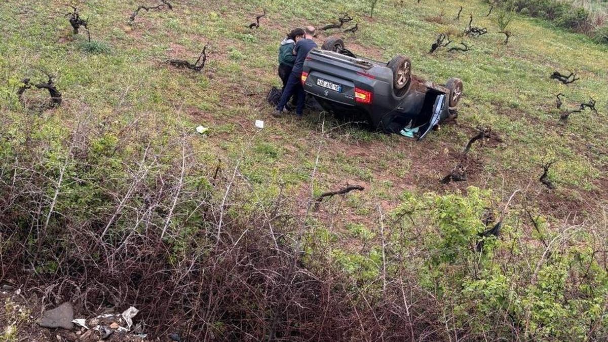 Siirt’te kontrolden çıkan otomobil tarlaya devrildi: 3 yaralı