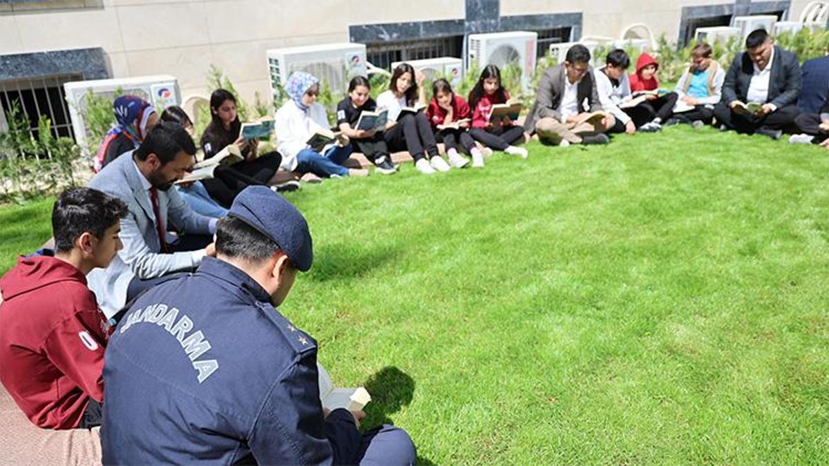 Kozan sustu, kitaplar konuştu