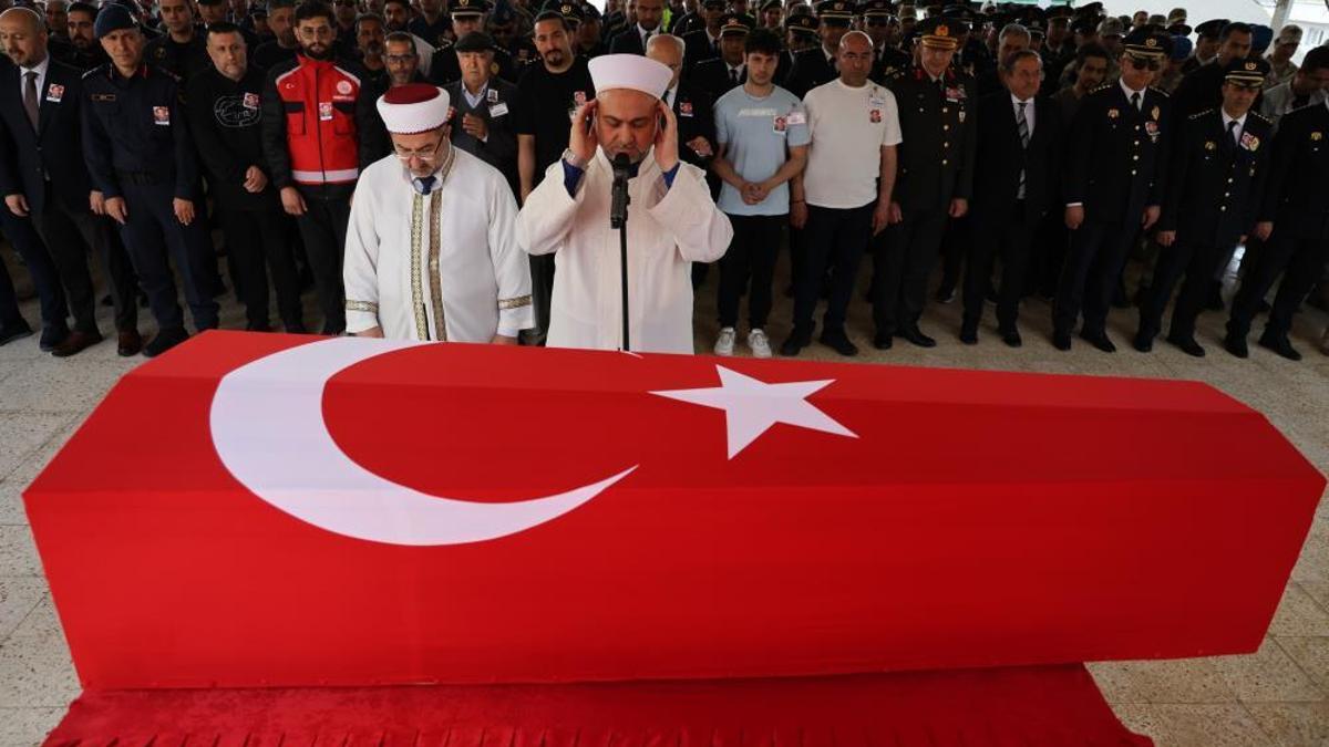 Şehit polis Esat Koyuncu'nun naaşı Adana'da toprağa verildi