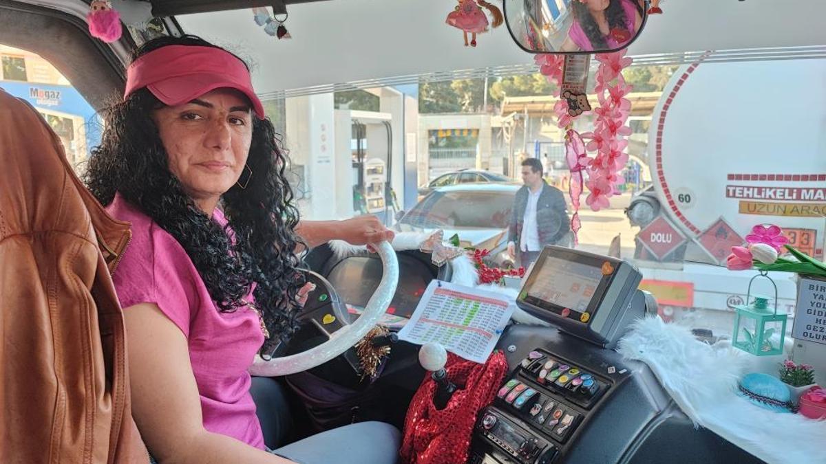 Adana yollarında kadın dolmuş şoförü! Görenler bir daha dönüp bakıyor