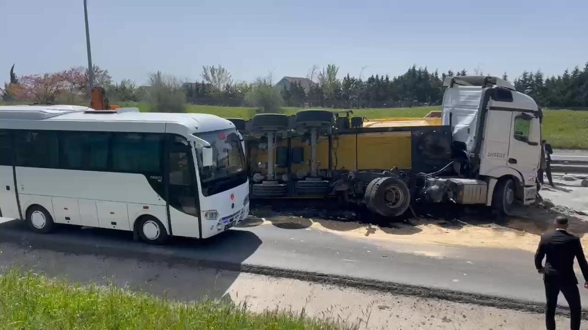 İstanbul'da Kaza: Otobüs ile Hafriyat Kamyonu Çarpıştı
