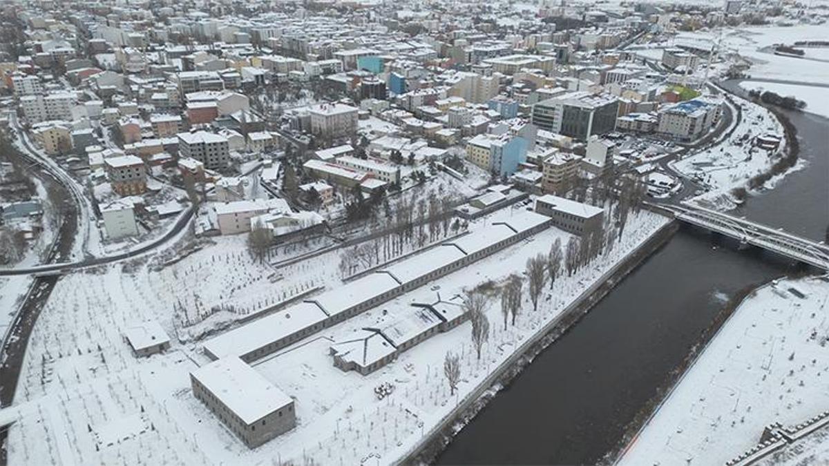 Bahar gelmek bilmiyor! 18 Nisan'da lapa lapa kar yağdı, her yer beyaza büründü