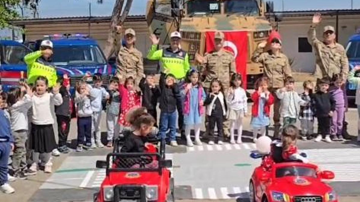 Jandarmadan anaokulu öğrencilerine trafik eğitimi