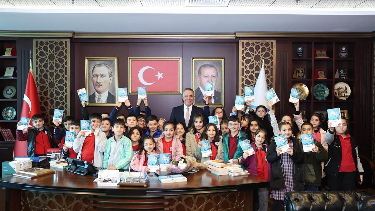 İlkokul öğrencileri, Sultangazi Belediye Başkanı Dursun'u ziyaret etti