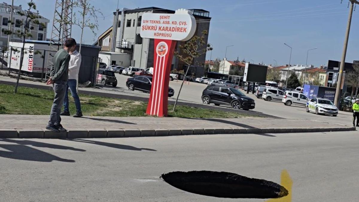 Metrelerce derinlikte çukur! Afyonkarahisar'da yol birden bire çöktü, kentte büyük panik