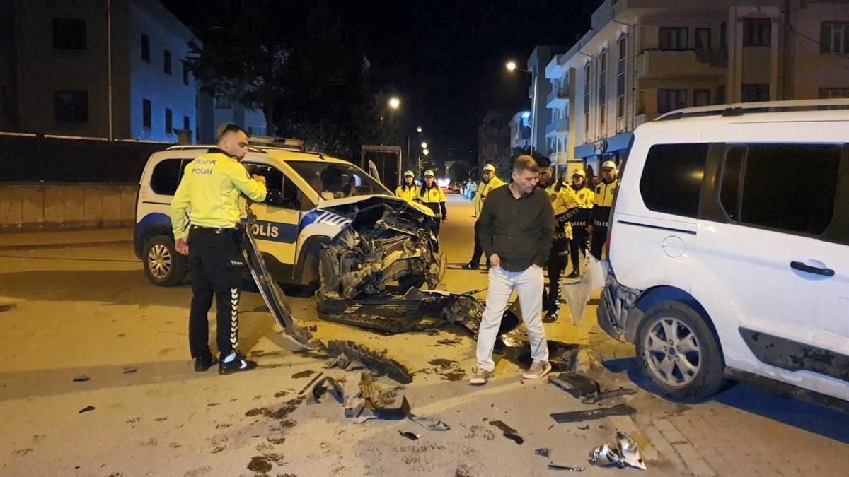Polis aracının karıştığı zincirleme kazada 2 polis yaralandı
