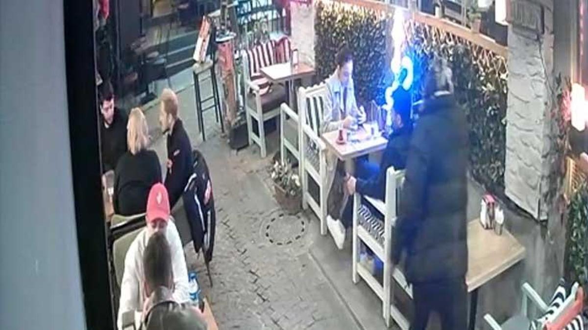 İstanbul'da akıl almaz saldırı kamerada: Adam eşinin yanında ensesinden vuruldu