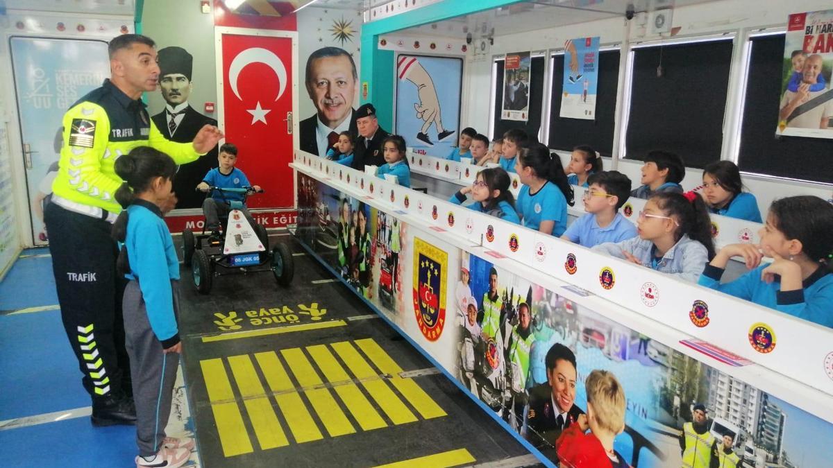 Bursa'da Trafik Güvenliği Eğitimi: 2 Bin 425 Kişiye Uygulamalı Eğitim