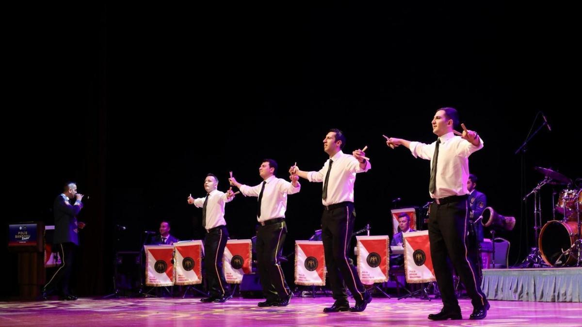 Polis Akademisi Bandosu Konya'da konser verdi