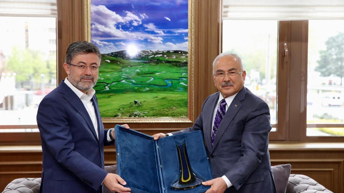 Bakan Yumaklı'nın Büyükşehir Belediyesi'ne ziyareti