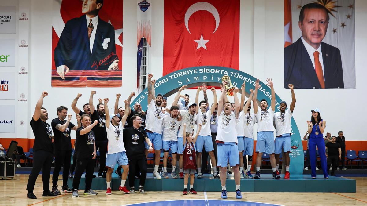 Şampiyon Trabzonspor kupasına kavuştu