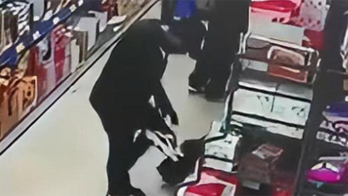 Markette şoke eden anlar.. Reyonda beğendi, giyip hiçbir şey olmamış gibi dışarı çıktı