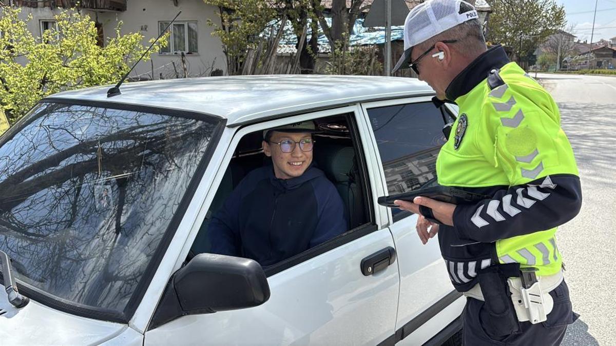 Bolu'da ilk defa polis denetimine denk gelen genç, polislerle hatıra fotoğrafı çektirdi