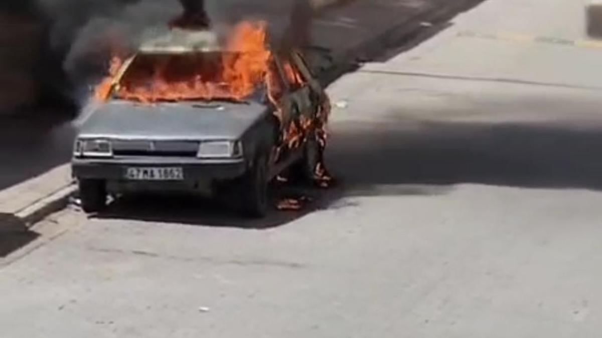 Mardin'de park halindeki otomobil yandı