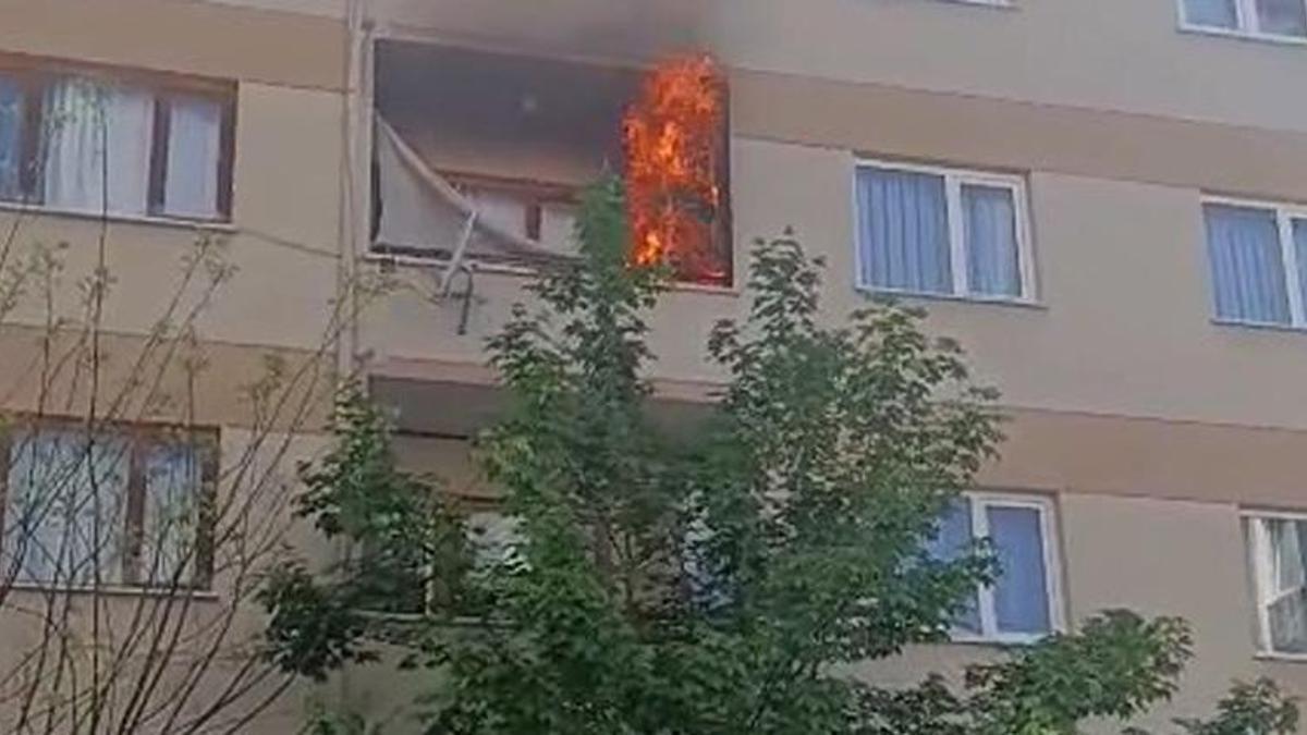 Söndürülmeyen sigara faciaya sebep olacaktı! Balkon küle döndü