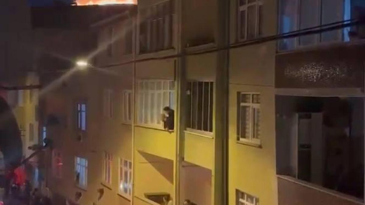 İstanbul - Esenler’de 4 katlı binanın çatısındaki yangın söndürüldü