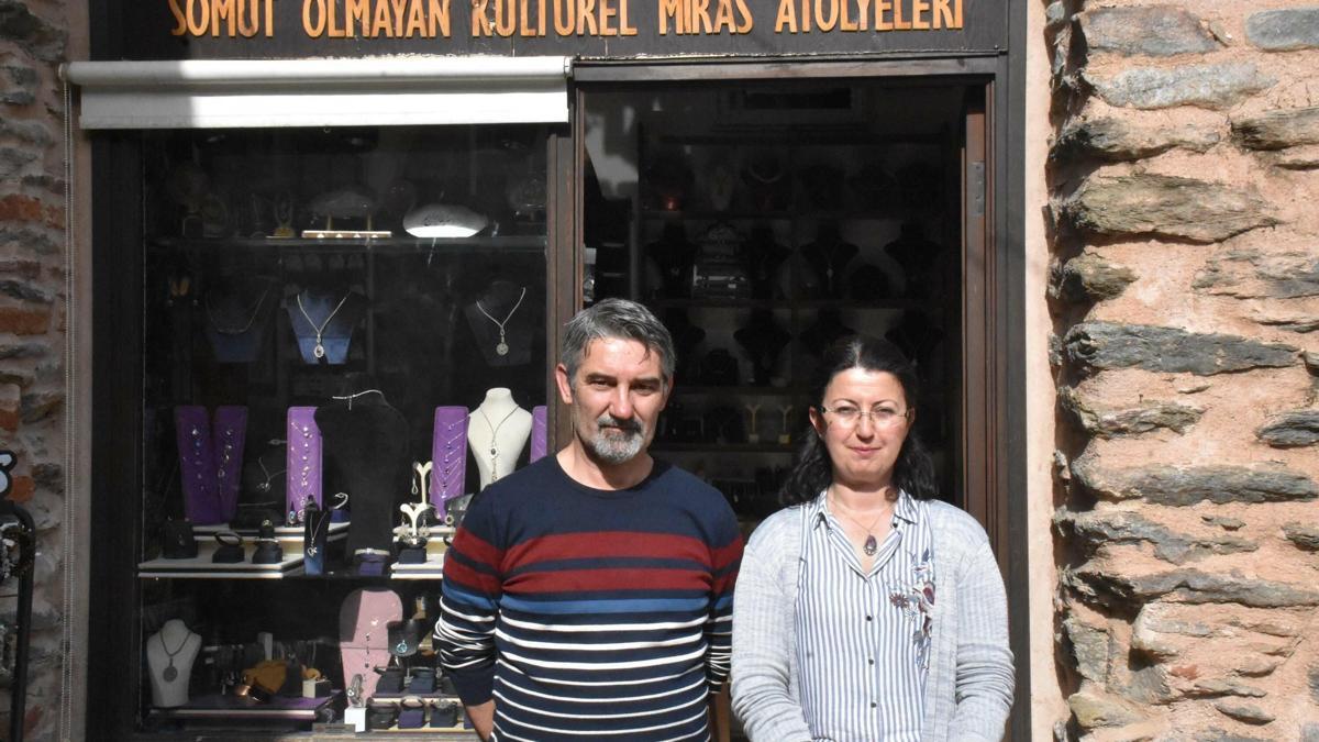 İzmirli Çift, Unutulmaya Yüz Tutmuş Sanatları Yaşatmaya Çalışıyor