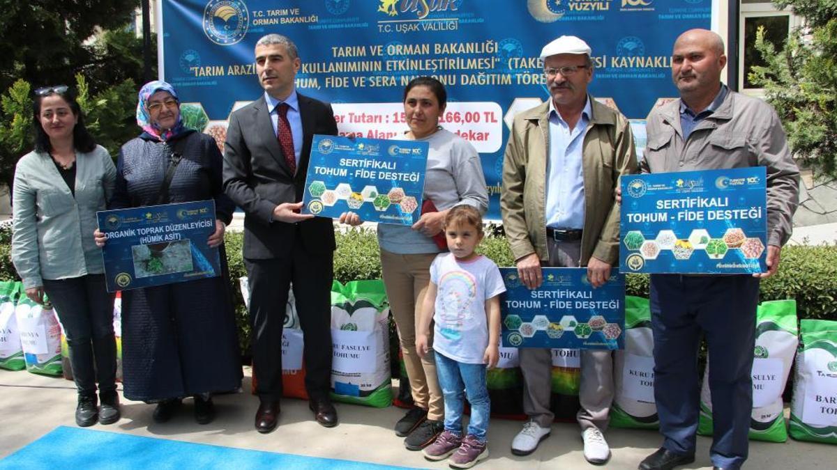 Uşak'ta çiftçilere ohum, fide, sera naylonu ve hümik asit dağıtıldı