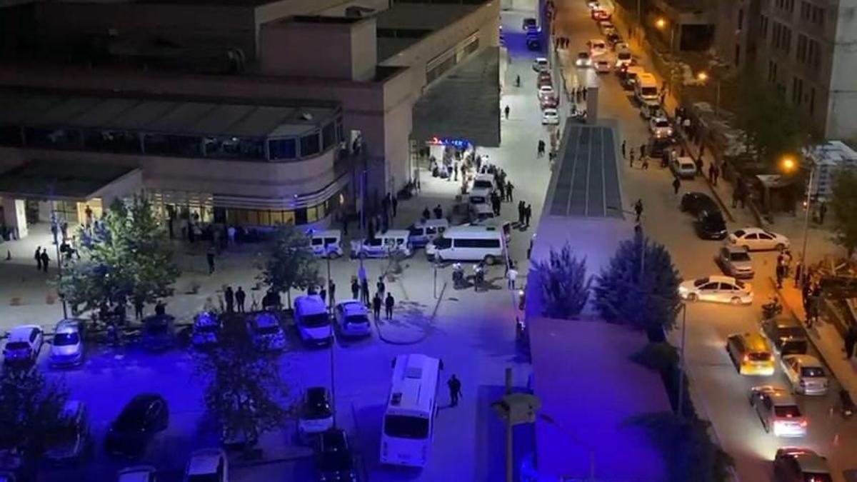 Mahalledeki taşlı, sopalı, bıçaklı kavga hastanede devam etti: 2'si ağır, 5 yaralı