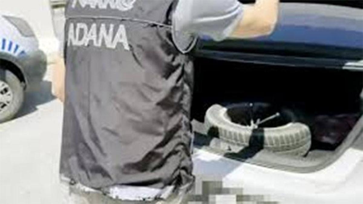 Adana -Otomobilde ‘Barbara’ ile aramada yedek lastik kısmından 2 kilo esrar çıktı