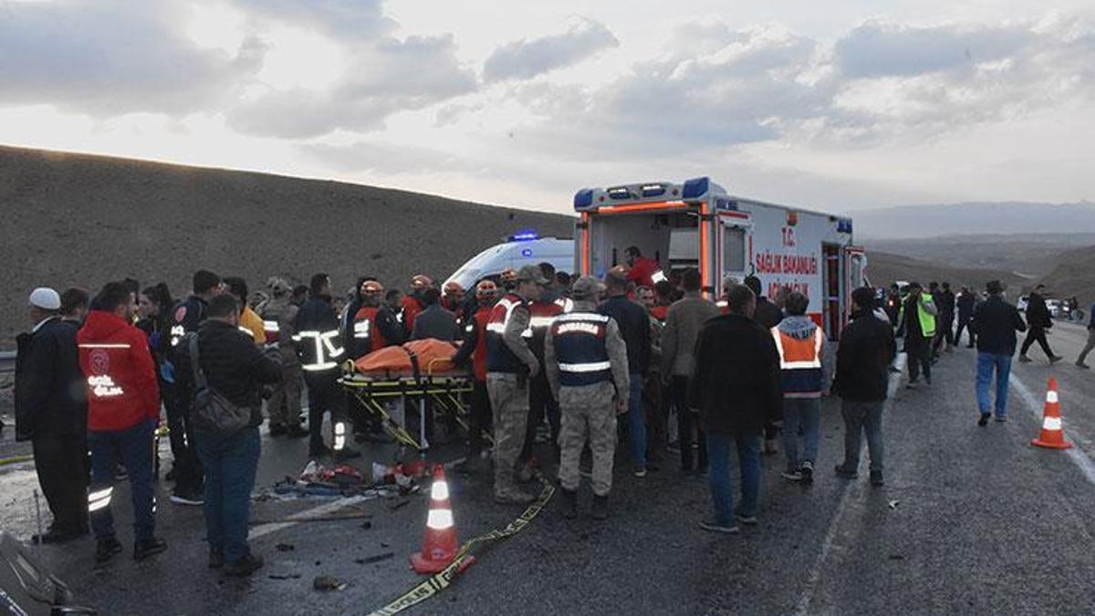 Van'da katliam gibi kaza! Acı tesadüf, yoldan geçerken denk geldi