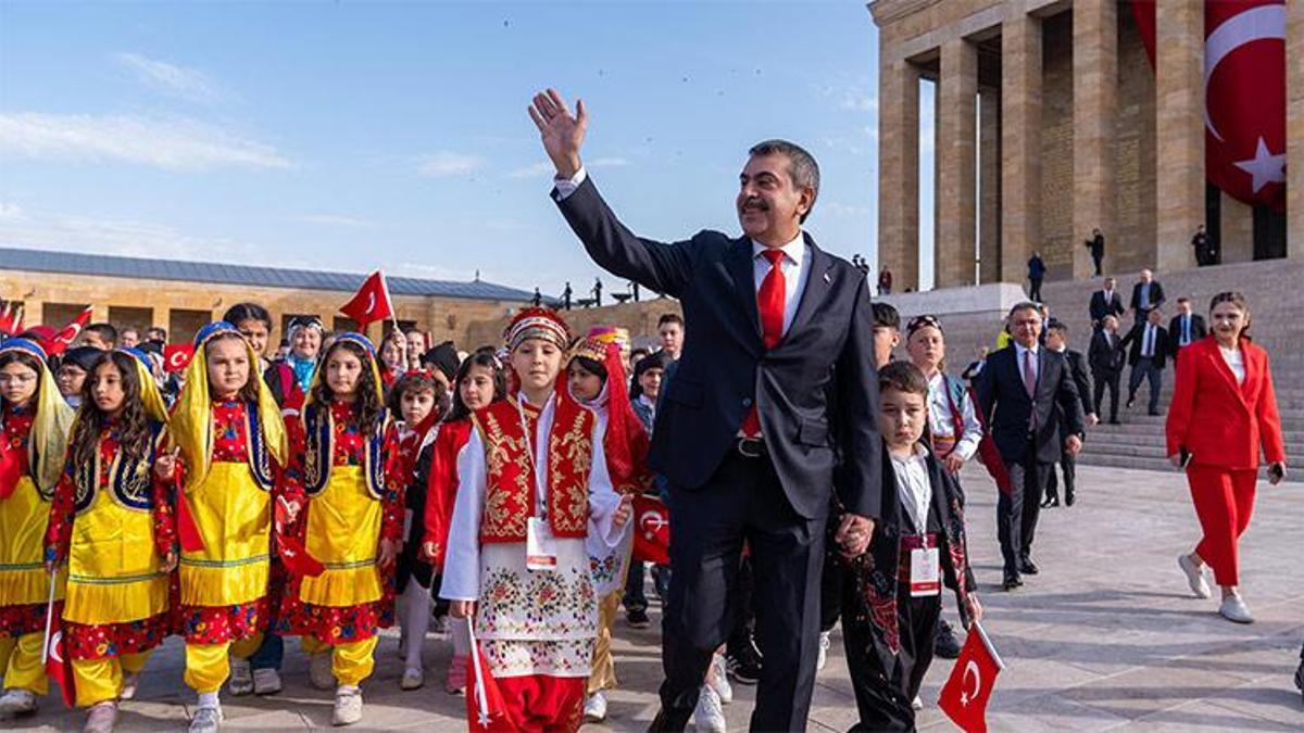 Türkiye, 23 Nisan'ı kutluyor... Bakan Tekin, öğrencilerle Anıtkabir'i ziyaret etti