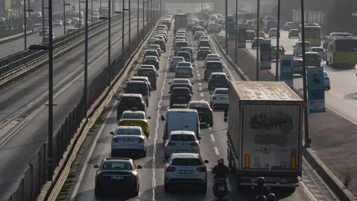 İstanbul'da 6.2'lik depremin ardından trafik kilitlendi!
