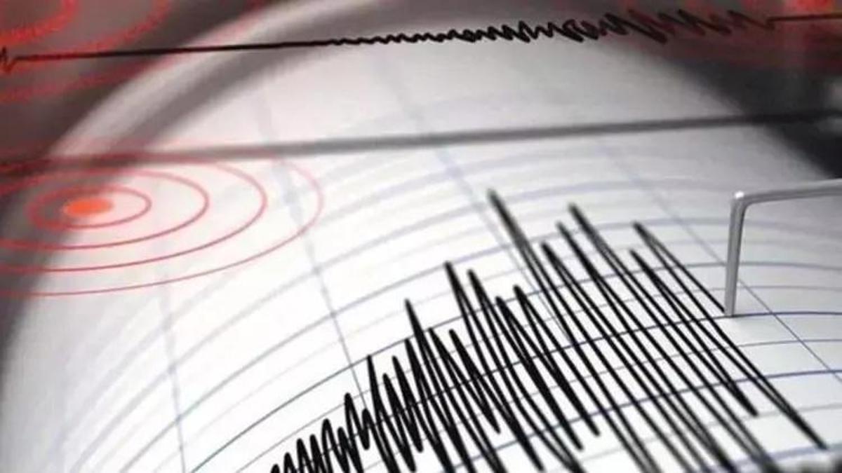 Fatih'te bitişik iki bina arasında açıklık oluştu! Deprem ayırdı